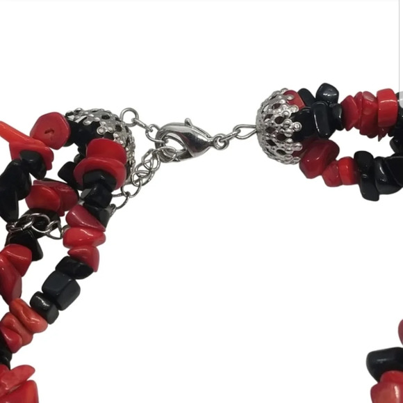 VINTAGE RED CORAL & BLACK ONYX CHIP LAYERED NECKLACE - Picture 4 of 5
